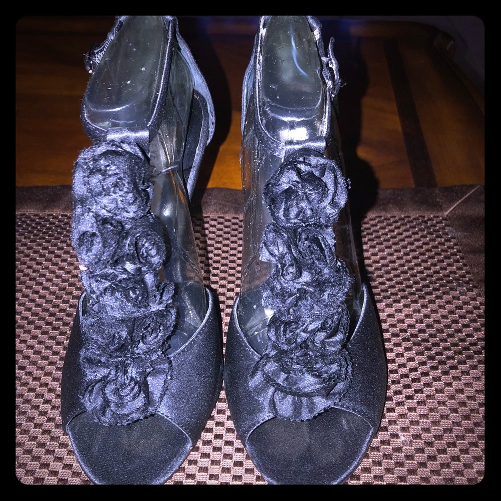 BLACK HEELS RUFFLES